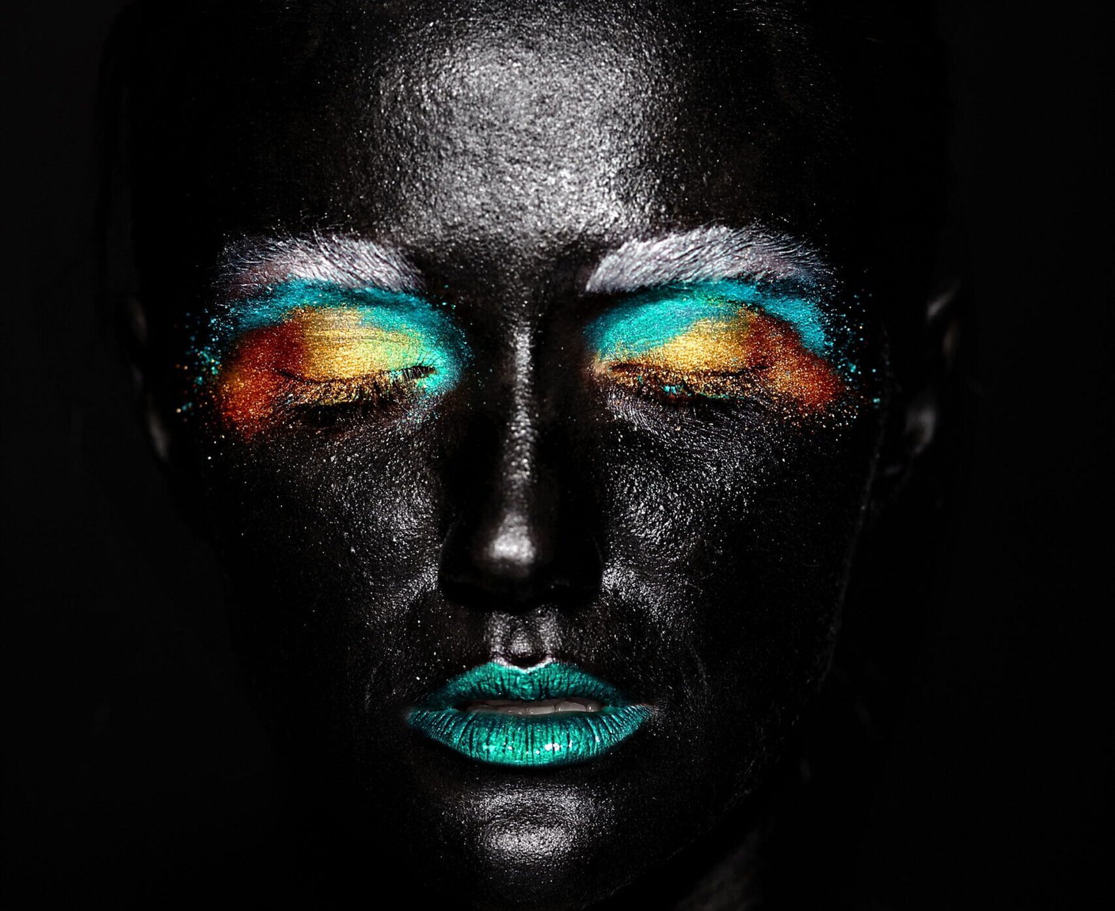 Estudante utilizando notebook para assistir curso online da learnthech em ambiente doméstico